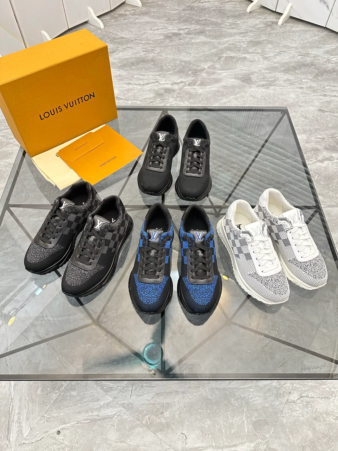 Men's shoes for sale💰: 💰P560¥ High-end quality Product trademark: LV* "Louis Vuitton*" low-top sneakers Regular size: 38-44 (can be customized to 45.46.) Product materials: imported breathable fly knit upper, breathable lining, original raw rubber translucent combination outsole. Number: 2068